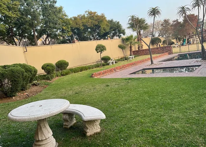 Relaxing Getaway In Waterfall - Close To Mall Of Africa
