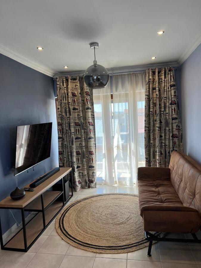 Relaxing Getaway In Waterfall - Close To Mall Of Africa Appartement