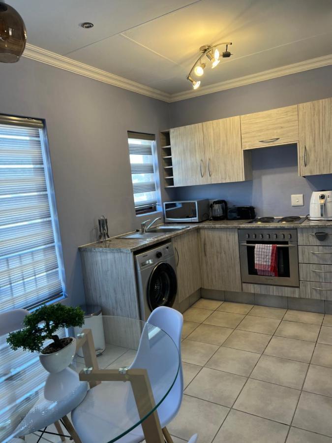 Relaxing Getaway In Waterfall - Close To Mall Of Africa Appartement